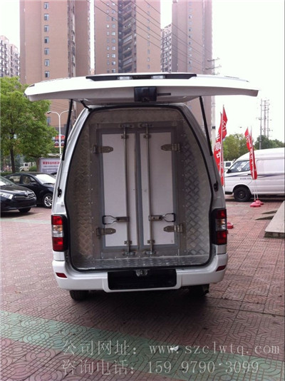 小型商務(wù)冷藏車后部圖片內(nèi)加裝一個(gè)冷藏車廂體