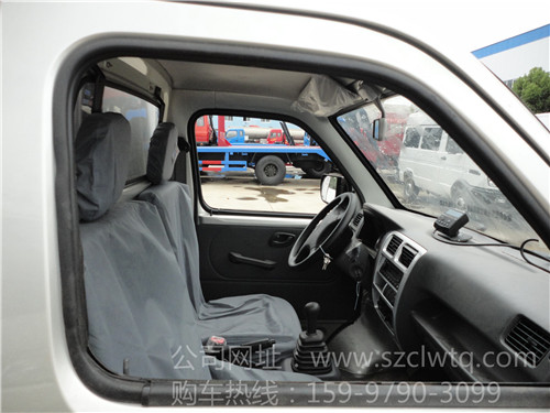 長安汽油冷藏車駕駛室內(nèi)圖片展示
