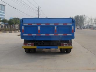 國(guó)四東風(fēng)銳鈴密閉式垃圾車