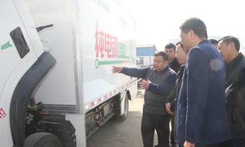 公司總經(jīng)理程阿羅介紹新能源電動(dòng)車