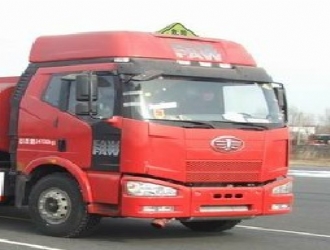 國(guó)五解放后雙橋腐蝕性物品罐式運(yùn)輸車(chē)