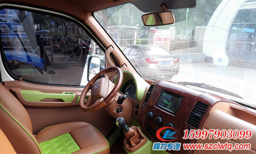 前排駕駛室內(nèi)保留了輕客車型大部分的設(shè)計(jì)，功能區(qū)域上劃分清晰，中控臺上雖 然配備6.5寸多媒體觸控屏，但相對面積較大的中控臺，還是顯得略空曠一些， 配備的導(dǎo)航倒車影像一體機(jī)，方便出行時使用，方向盤集成了多媒體控制以及定 速巡航功能。