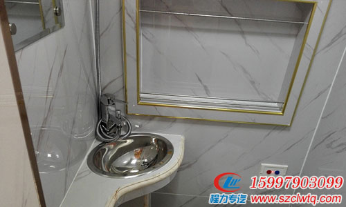 衛(wèi)生間配備的是電動沖洗馬桶，還有一個洗手盆，墻上有一面浴鏡，頂部有雙向 換氣扇，雙源12V/220V熱水器為日常洗漱和淋浴提供了方便，房車露營的話，這 樣的衛(wèi)生間也是不可少的。