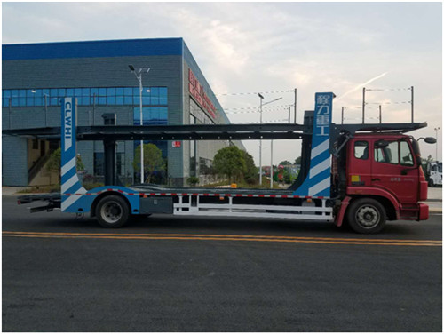 重汽豪瀚中置軸轎運(yùn)車