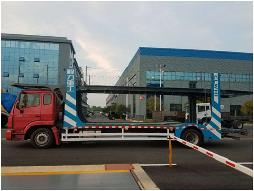 重汽豪瀚中置軸轎運(yùn)車