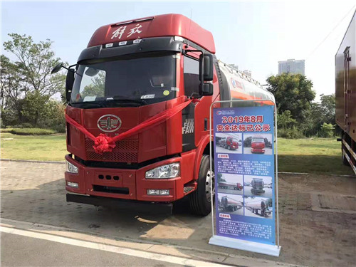  解放J6M前四后八31.5方鋁合金運油車