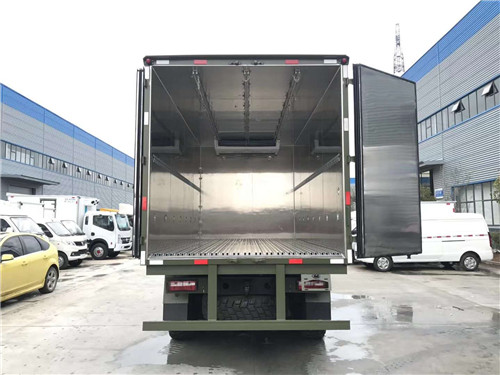 東風(fēng)EQ2102G(6X6)全驅(qū)越野肉鉤冷藏車