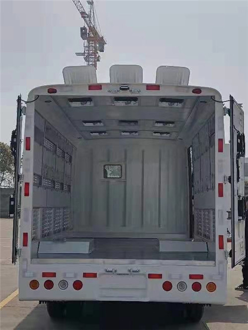 中巴式藍(lán)牌4.2米畜禽運(yùn)輸車(chē)圖片